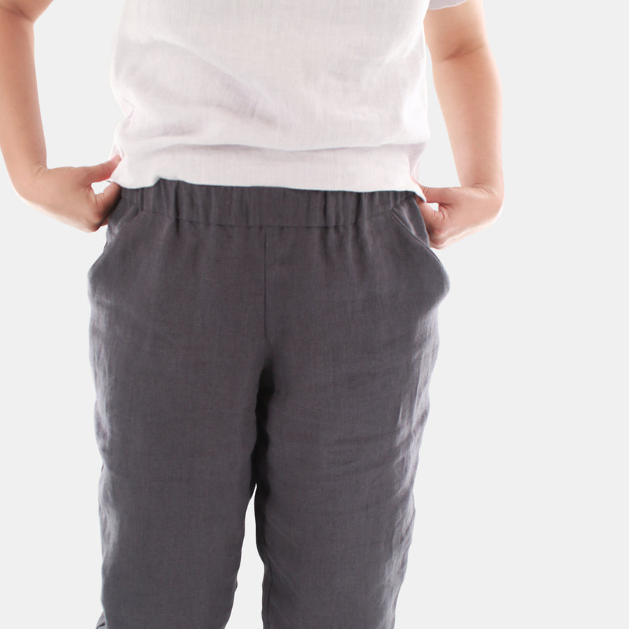 Womens Terra Tapered Pant in Midweight Linen. The pant has an elastic waist and cuffs with front side pockets. Color of the fabric is anthracite grey.